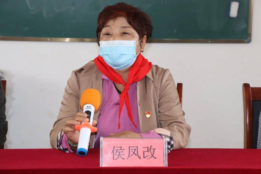 县关工委顾问,全国劳动模范侯凤改为师生代表上了一堂党史教育课,以