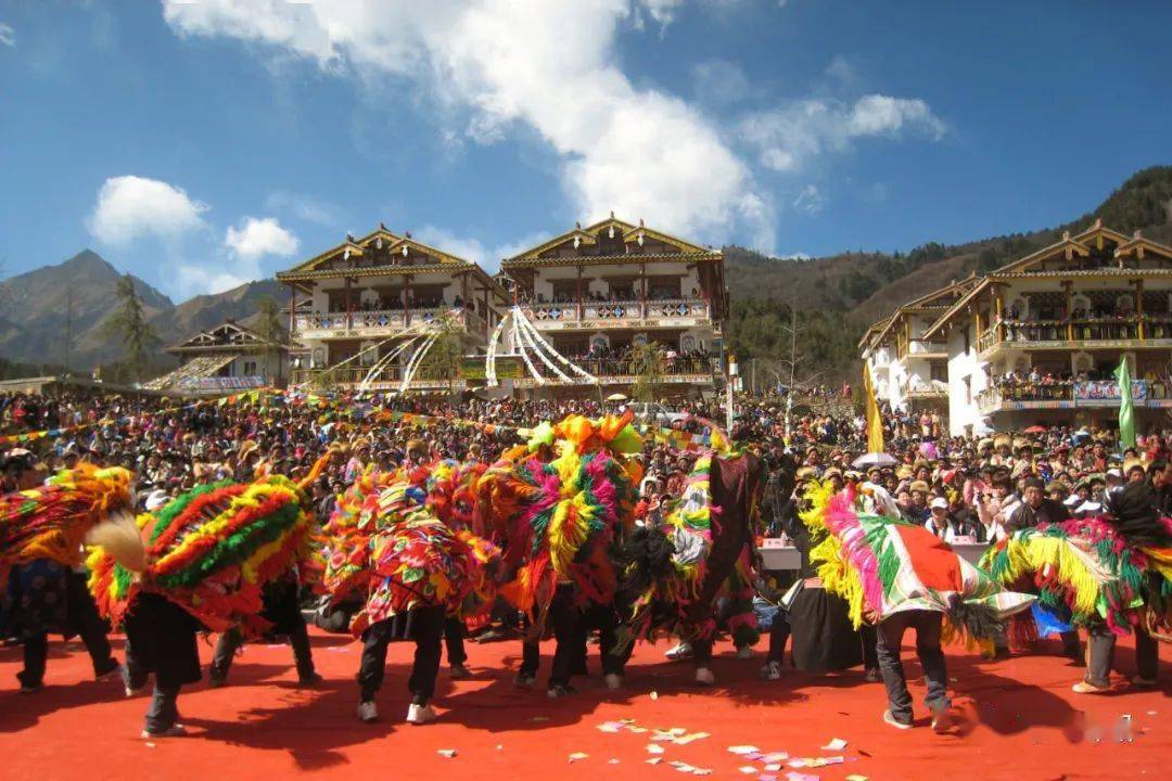 万人口在此繁衍生息,有别样的文化流淌在民俗节庆里,每年的硗碛上九节