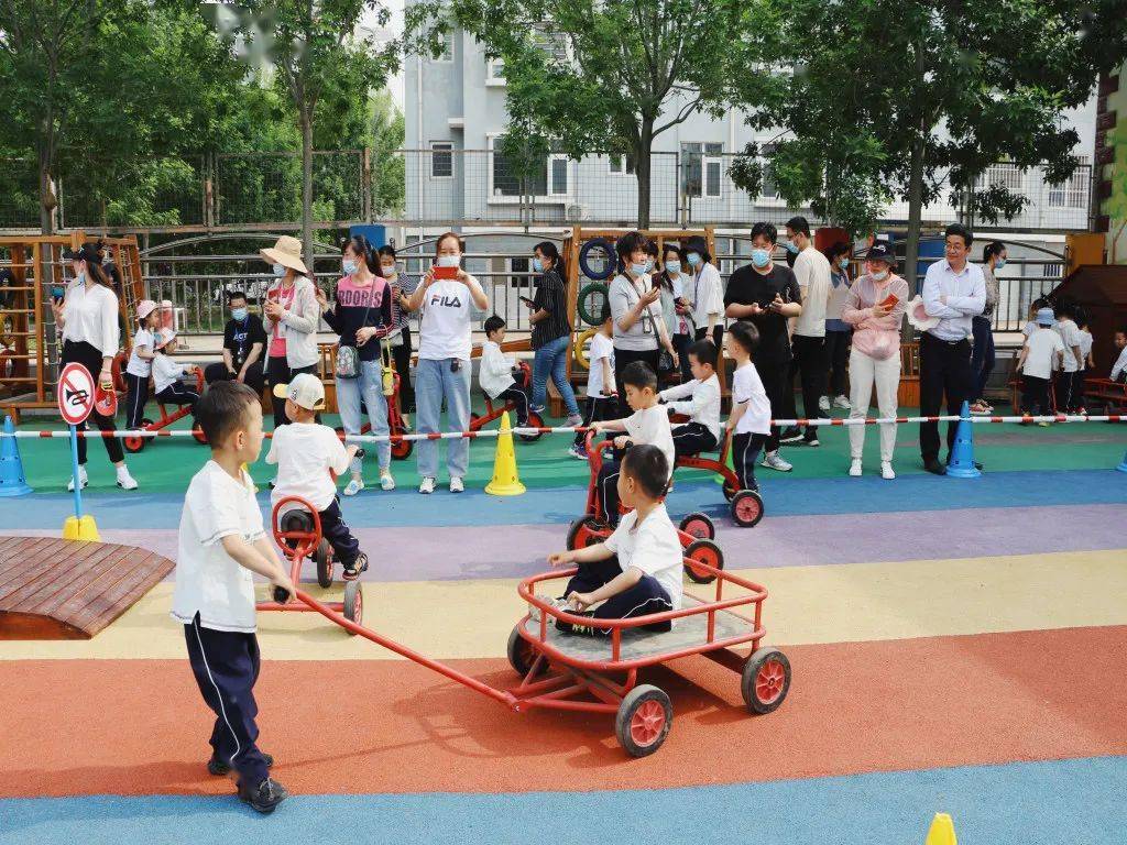 幼兒園的教育理念,自主遊戲的開展情況,並觀看了戶外自主遊戲的視頻