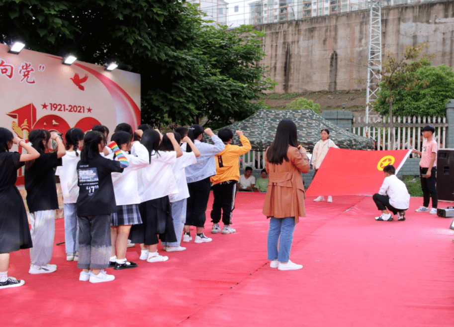 同时,在绥江各镇中学还着力组织开展新团员集中入团仪式,通过老团员们