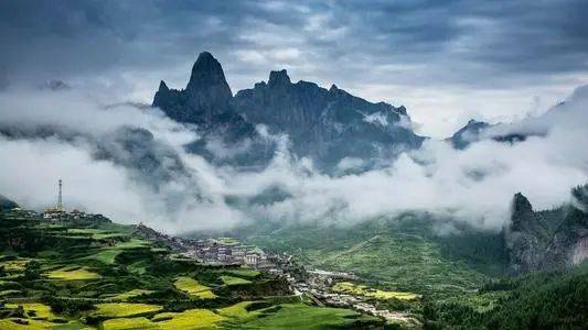 中国著名的山峰图片 2b178a5fc36844f198815dd290bb4751.jpeg