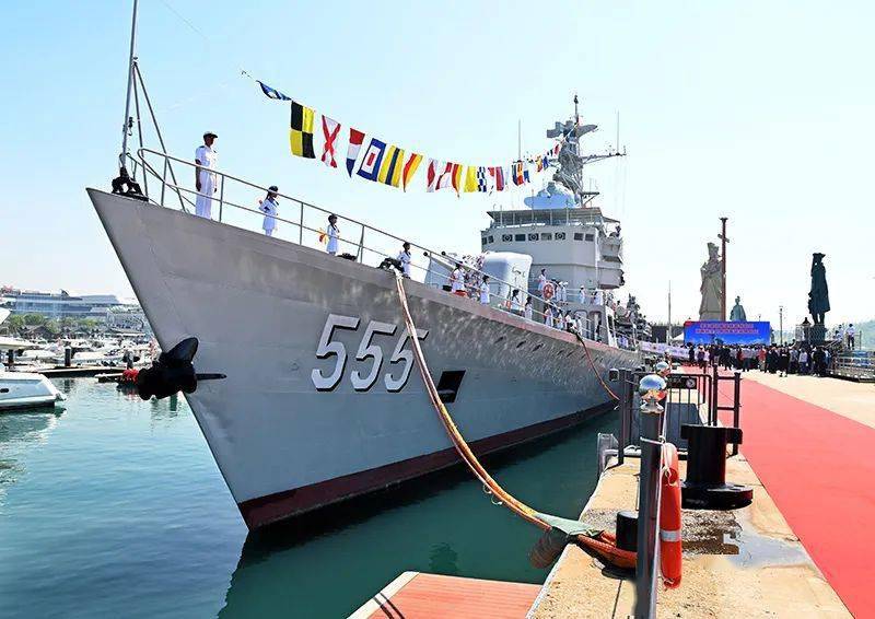 当日,海军退役昭通舰接舰暨爱国主义教育基地揭牌仪式在青岛市的中华