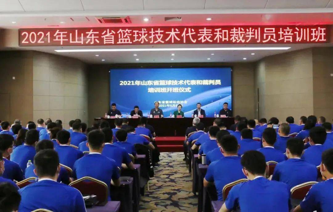 篮球比赛裁判员需要什么