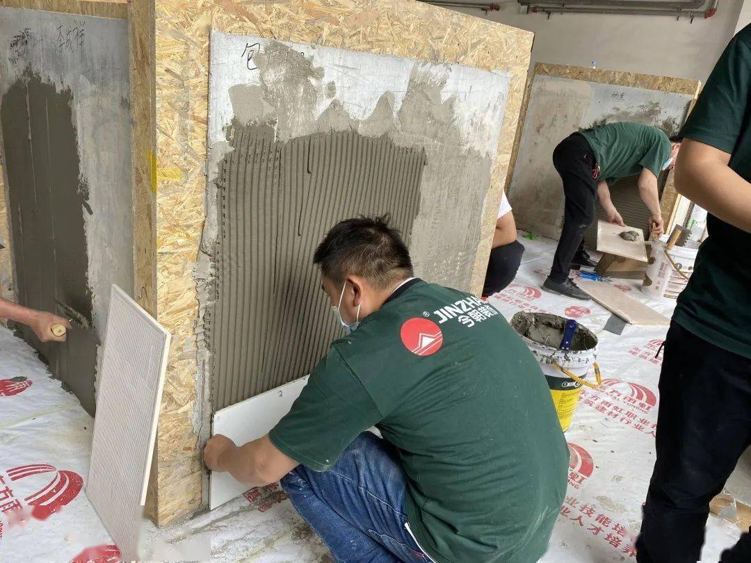 今朝装饰产业工人齐聚东方雨虹进行瓷砖胶薄贴工艺技术交流