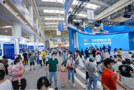 成城|世界智能大会公众开放首日 现场观众体验智能科技热情高涨