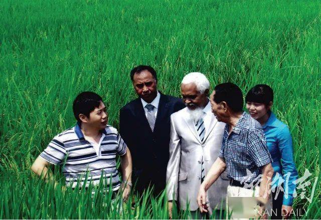 ( 袁隆平 右二>,方志辉 左一>与非洲朋友在一起.资料图片)