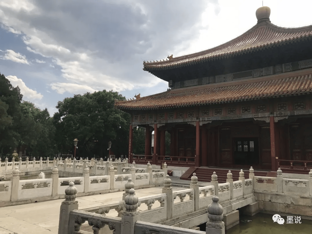 (北京国子监孔庙里的辟雍,大家还记得不~之前北京游记里出现过)而诸侯