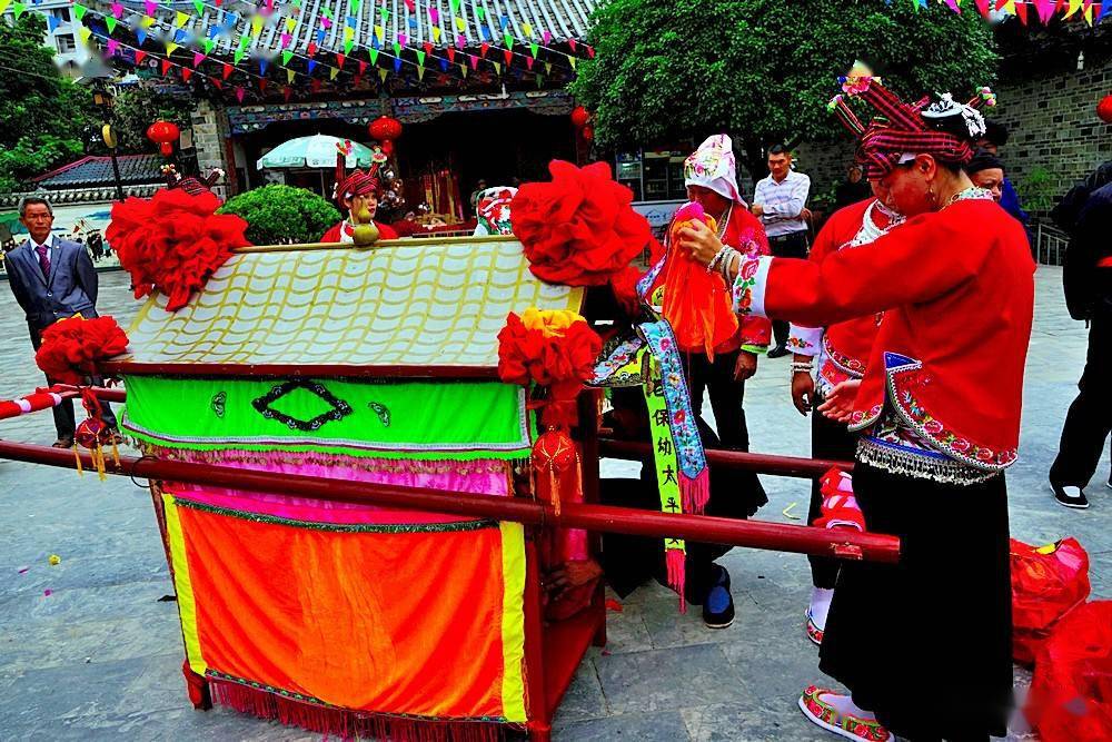 马蹄井畔接皇姑