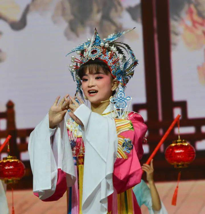 5月22日,在诸暨市中小学艺术节上,来自陶朱街道西湖小学西子剧社的"小