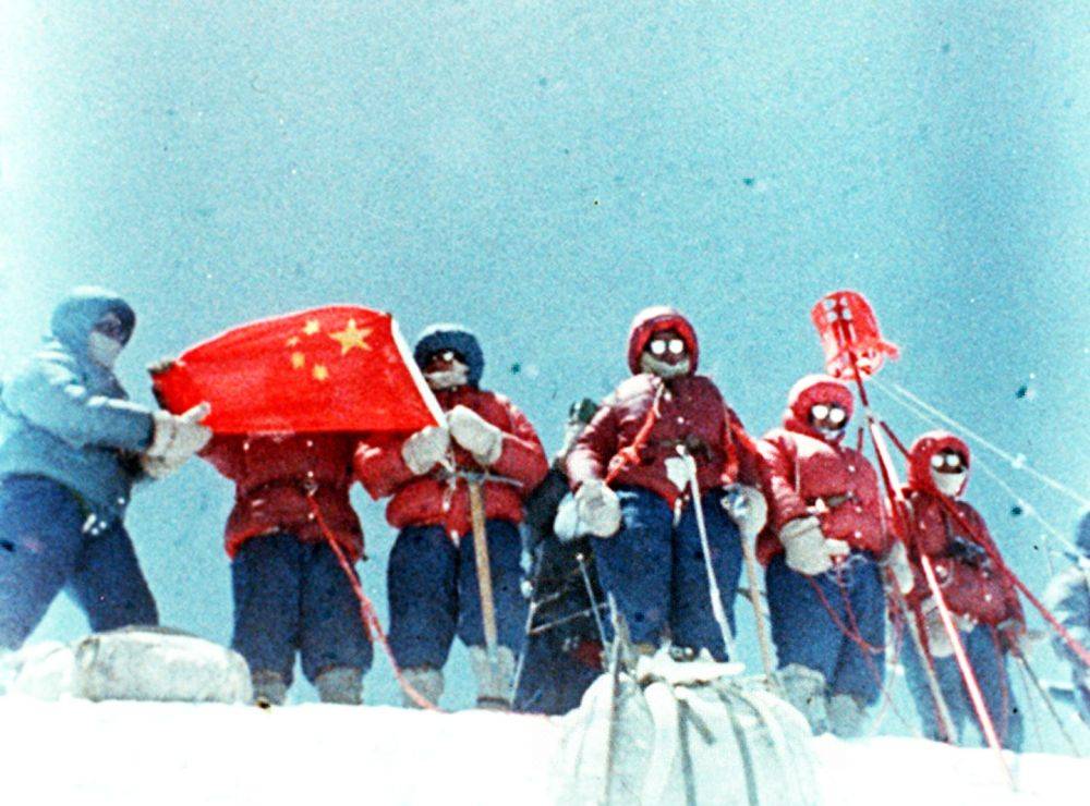 在1960年的珠峰攀登中,除登顶的贡布外,藏族队员中有9人攀至海拔8500