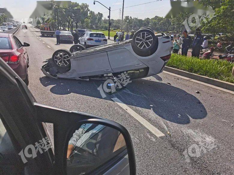 嘉兴昌盛东路穆湖公园这边大翻车!造成大堵车