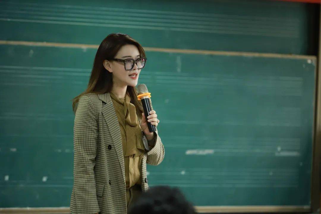 呼延梅文主任致欢迎词讲座开始前,强陆平副院长为唐俊乔教授颁发聘书