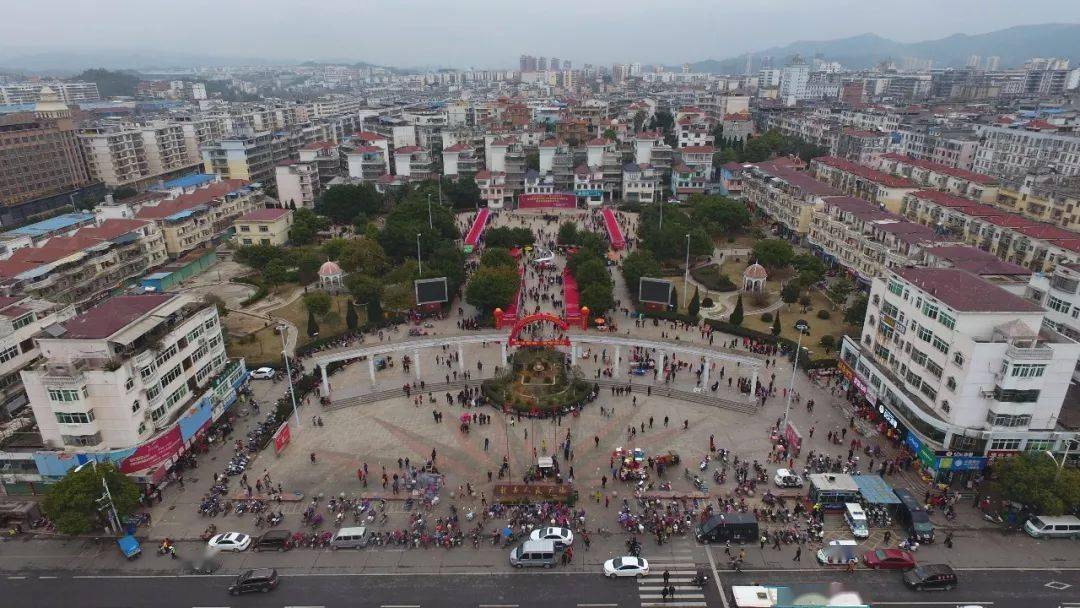 赣县区人民广场被挖得面目全非原来是建地下停车场