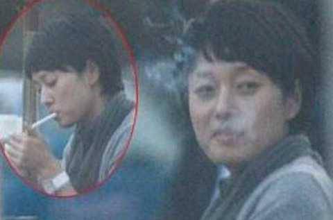 马伊琍风波后现身,满脸愁容当着大女儿抽烟