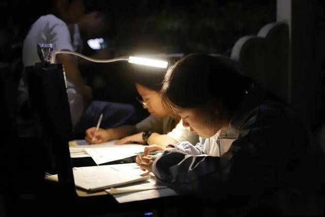 地震后高三学生在安置点挑灯夜战