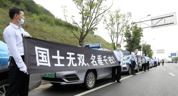 铭德厅正厅上方悬挂着黑底白字的横幅"沉痛悼念袁隆平同志",横幅下方