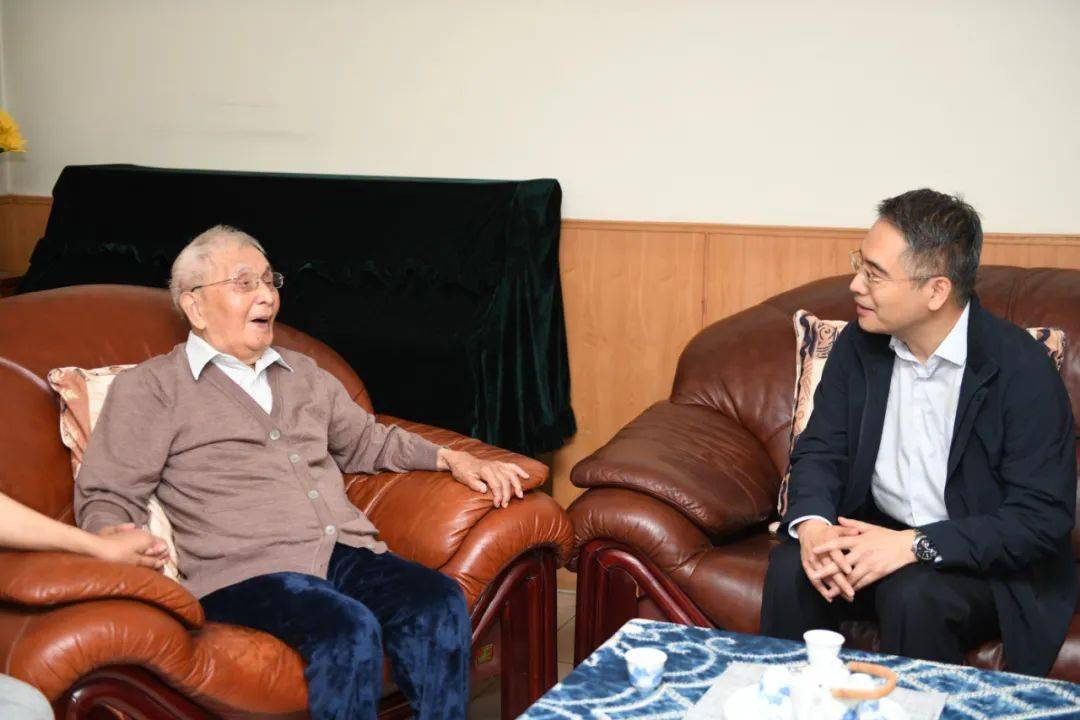 近日,农业银行党委书记,董事长谷澍登门看望了一位百岁老人