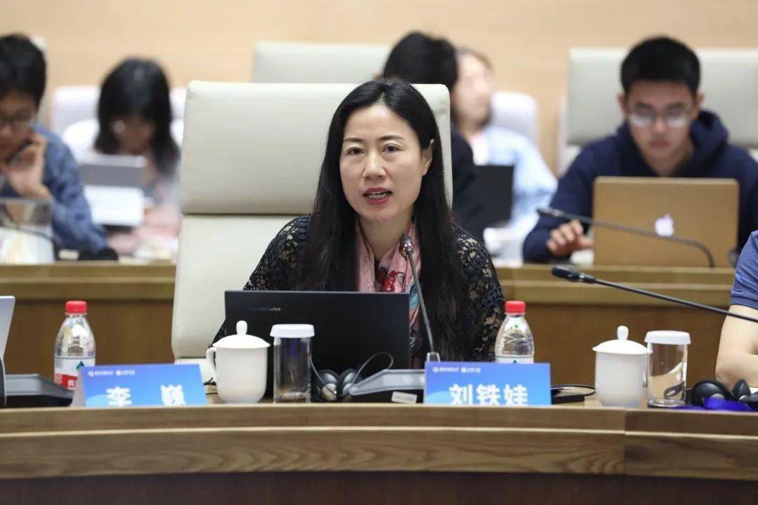 汤蓓副研究员主持发言浙江大学公共管理学院俞晗之研究员发言四川外国