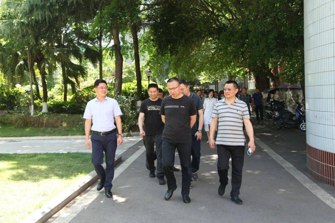 三台中学党委书记,校长刘建明全面汇报了学校考务工作的准备情况和