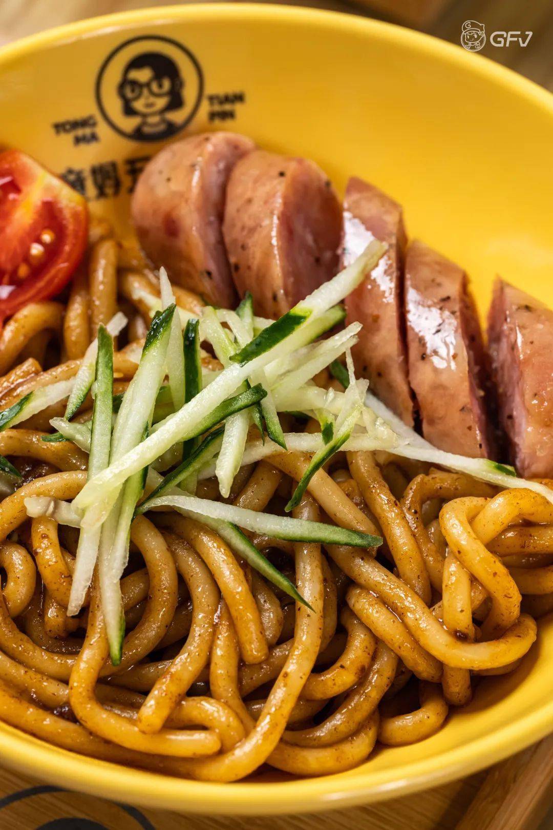 火山石烤肠车仔面,劲爆鸡扒火鸡面,泰式无骨鸡爪和蜜汁鸡翅都是到店必