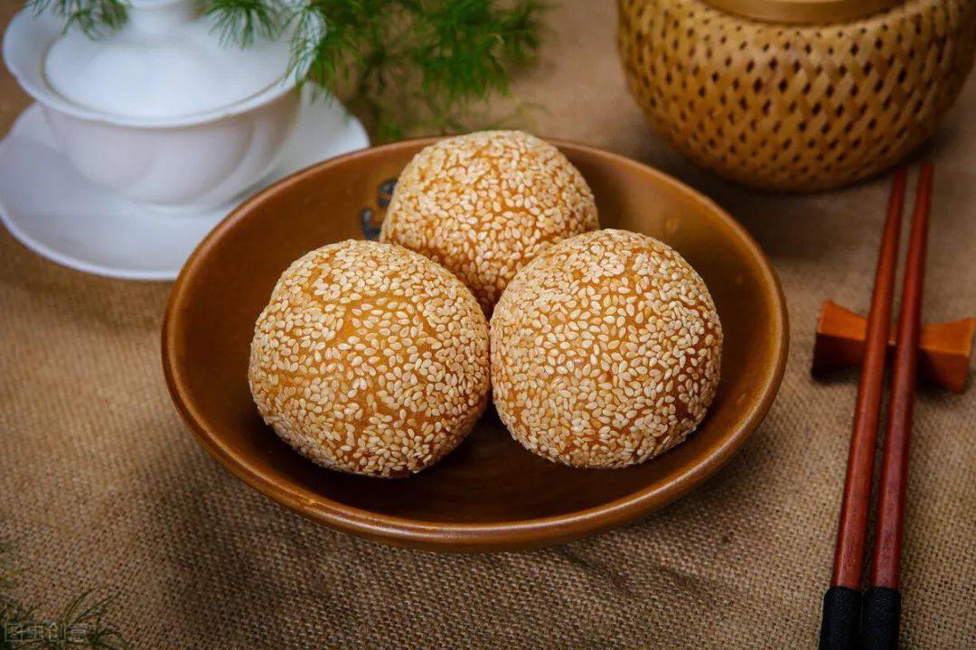 炸麻团,用开水或冷水和面都不对,教你正确做法,记住这2点,不塌陷不