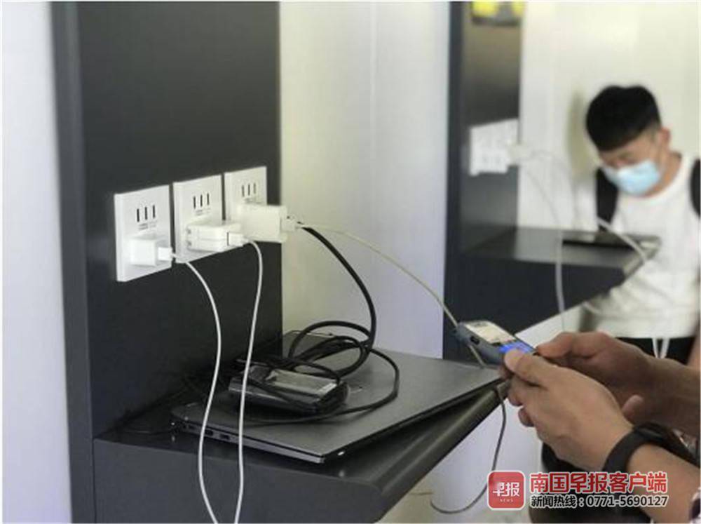 为方便旅客的手机充电需求,南宁机场在t2航站楼公共区域,设置了14个