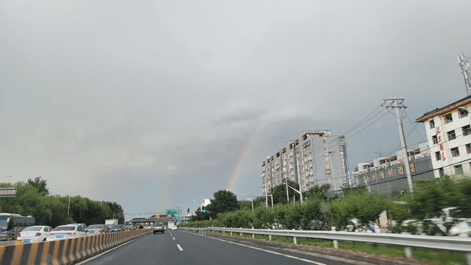 摄:邢超北京市气象台26日17时发布:今天傍晚多云转晴,北部有小阵雨