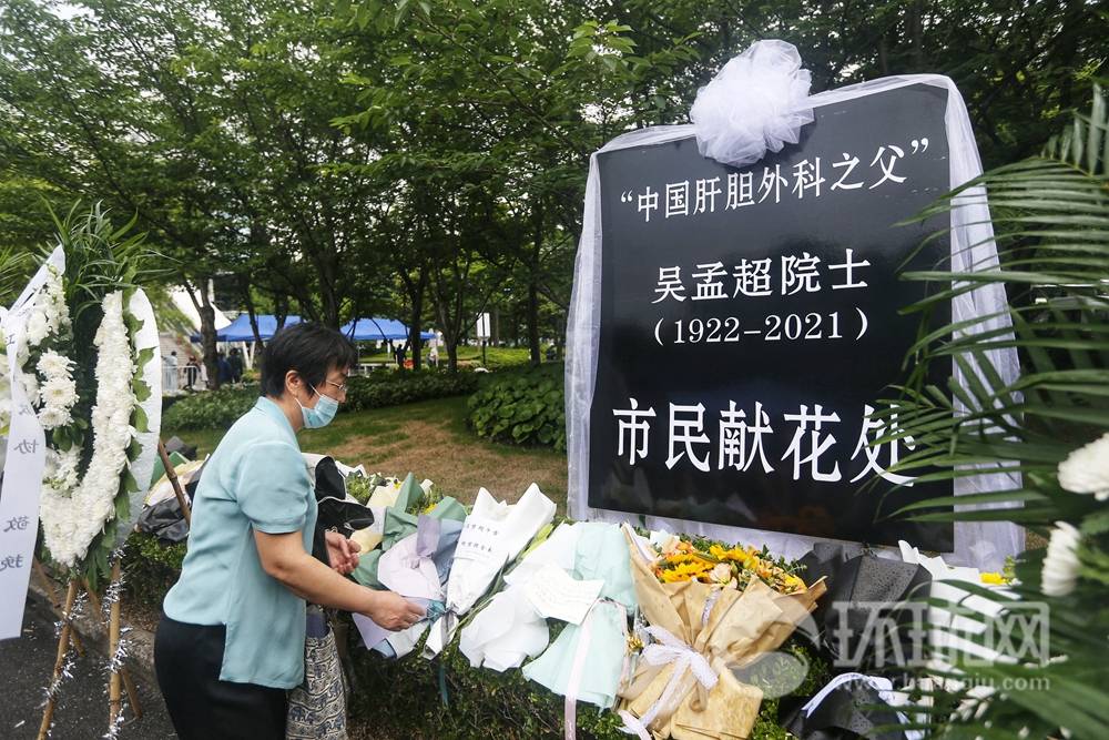 图为吴孟超院士指定接班人,第二军医大学东方肝胆医院副院长沈峰教授