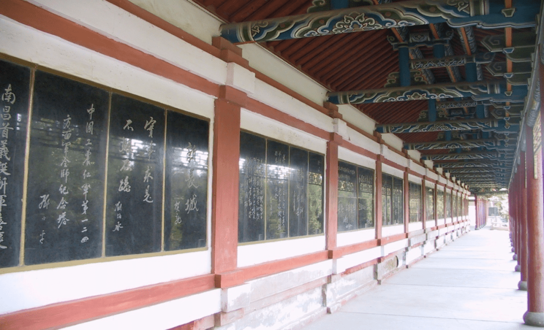 一条题词最多,规模最大的将帅碑林长廊会宁将帅碑林长廊始建于1996年