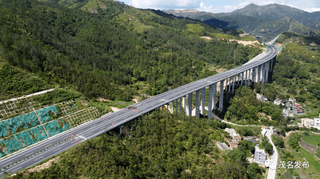 壮观穿越青山绿水云茂高速获评最美绿色高速