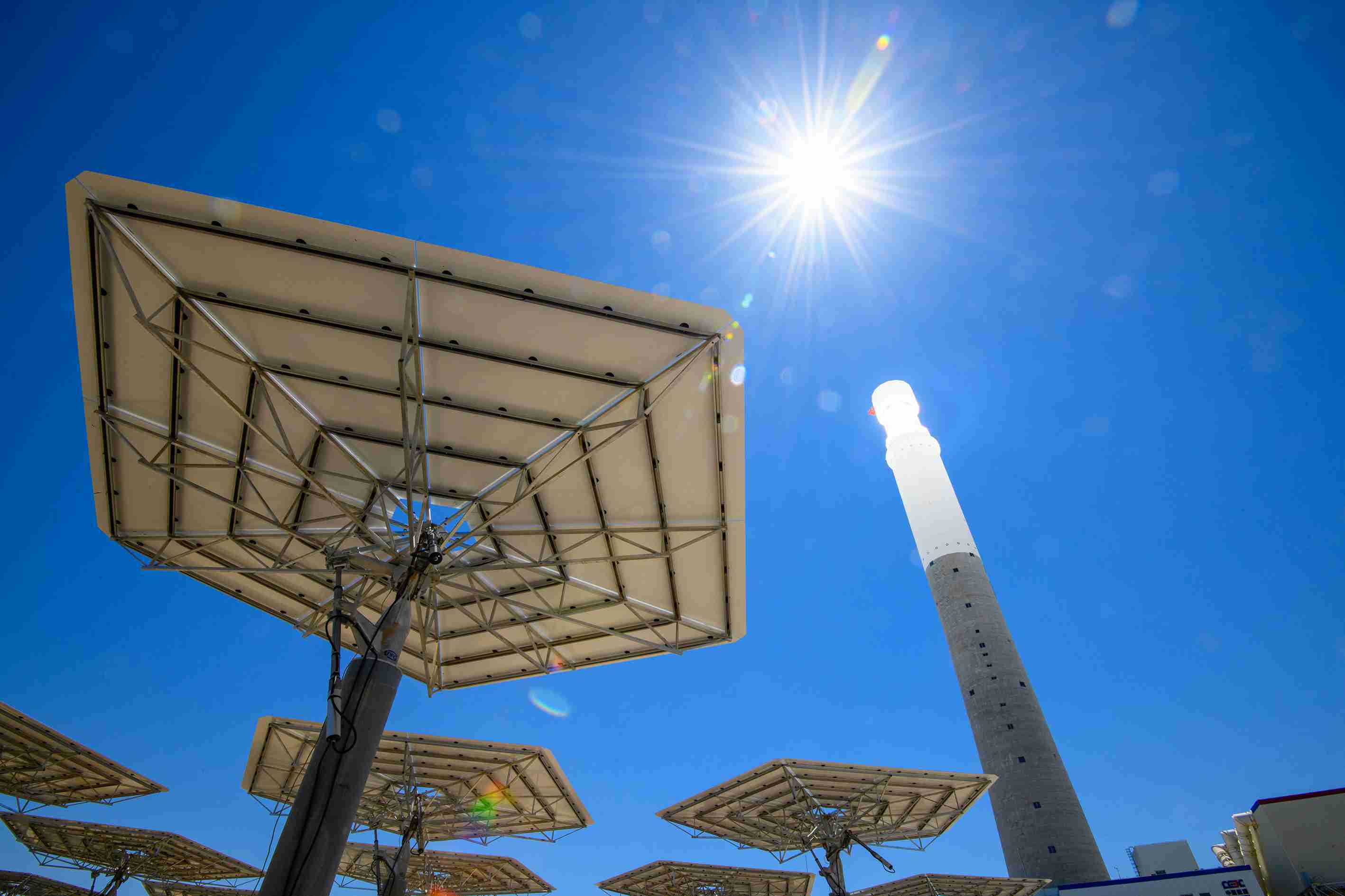 新疆哈密:50兆瓦熔盐塔式光热发电站调试定日镜 犹如一个巨大的银色