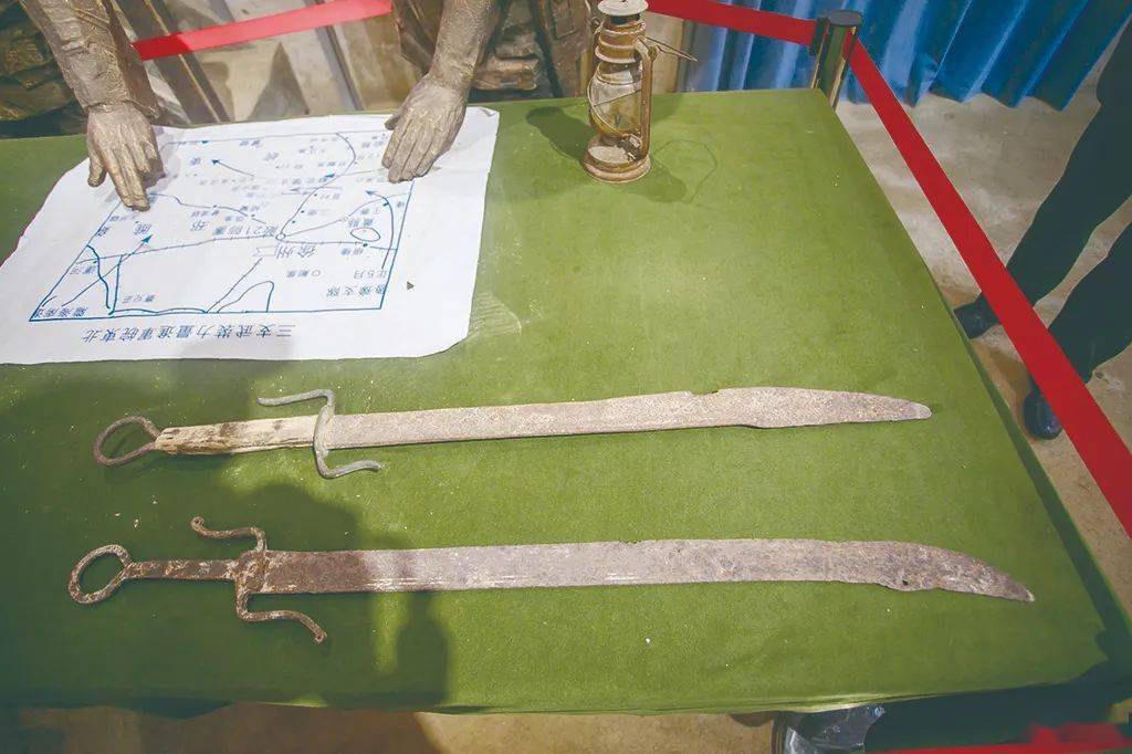"这两把刀是新四军四师骑兵团曾经用过的,当时被称为雪枫刀.