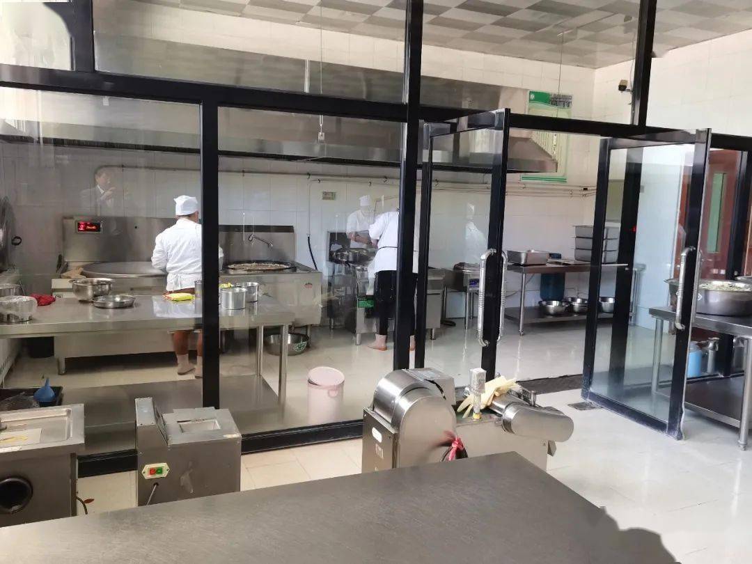 右67旗教育局积极推进学校食堂明厨亮灶建设工作