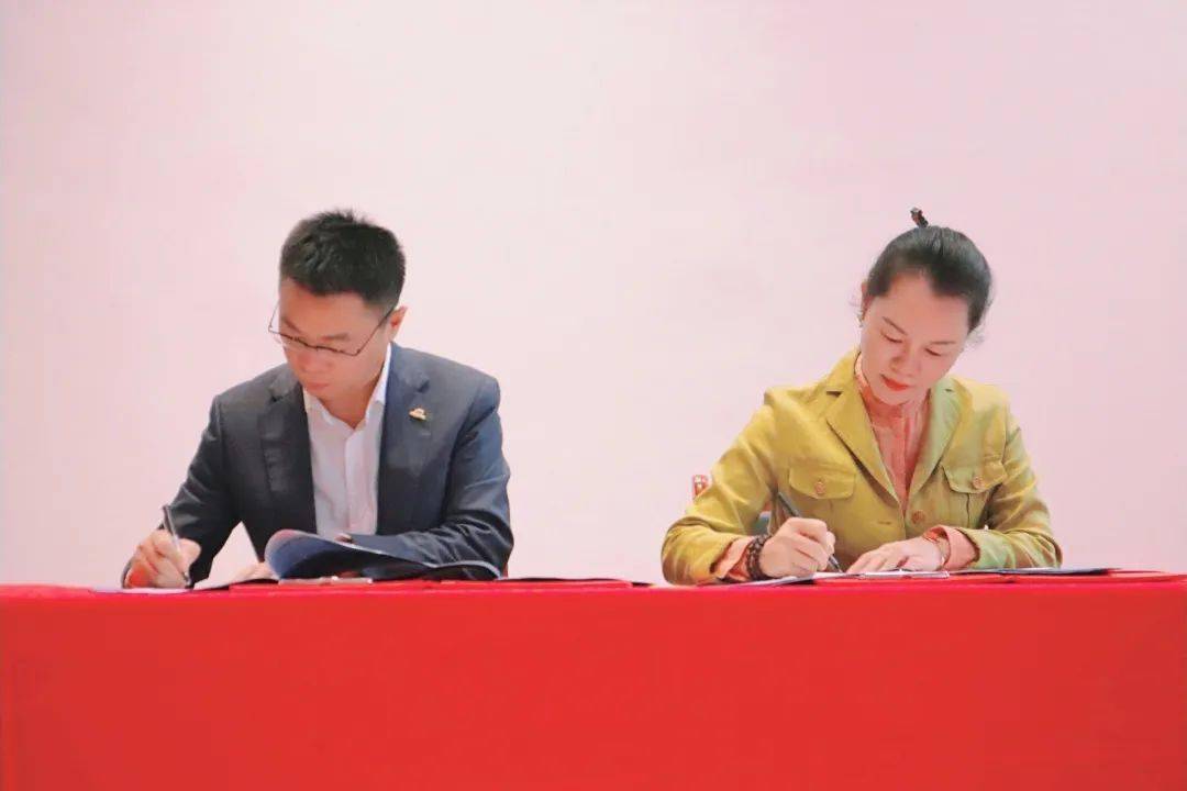 【金螳螂总裁曹黎明(左)与国坛酒业集团董事长蔡孟珂(右)签署战略合作