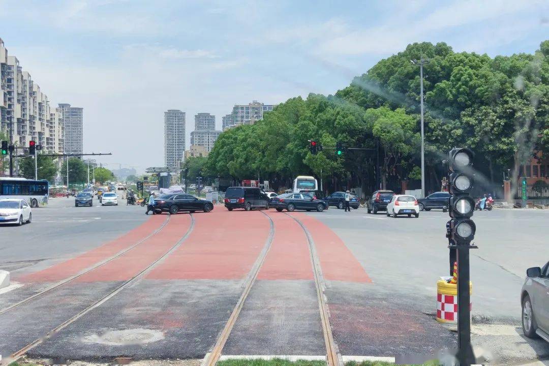 嘉兴有轨电车乘车百科系列这种危险行为千万做不得