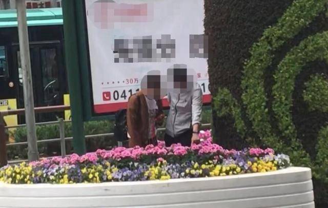 大连一男子为讨女孩欢心 竟偷拔一袋子景观花 小吕