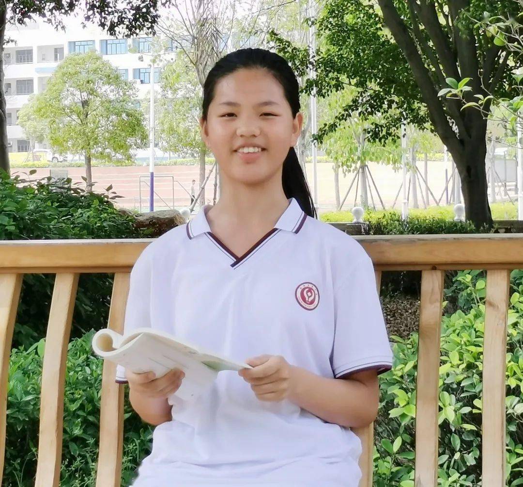 三个一等奖五星中学学生获得中小学生美术书法现场竞赛"校服杯"南安市