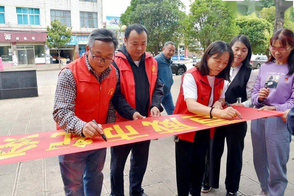 近日,宣威市纪委,市监委组织在职党员到宛水街道柳林社区开展双报到双