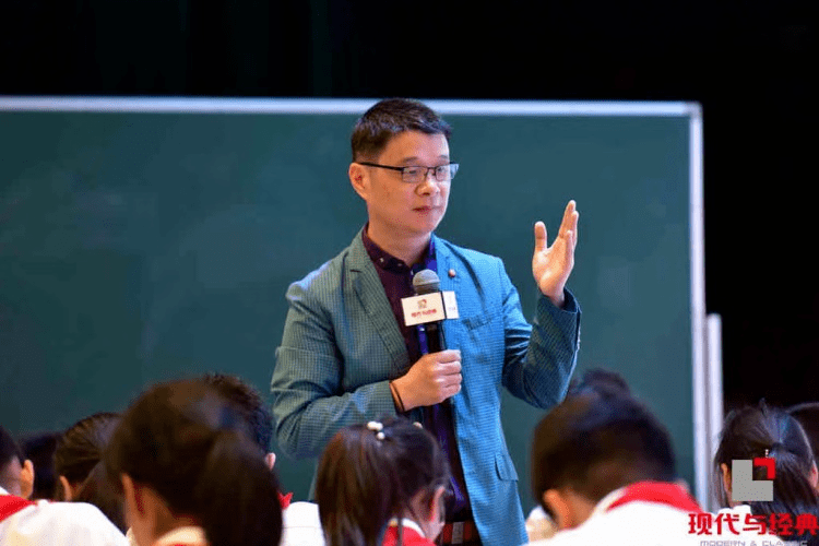 肖培东老师在课堂上先从标题切入,引导学生整体把握故事内容,以换词成