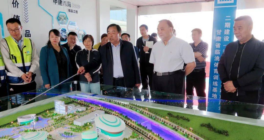 调研中,薛行远一行在县委副书记,县长许树德,副县长杜玲的陪同下先后