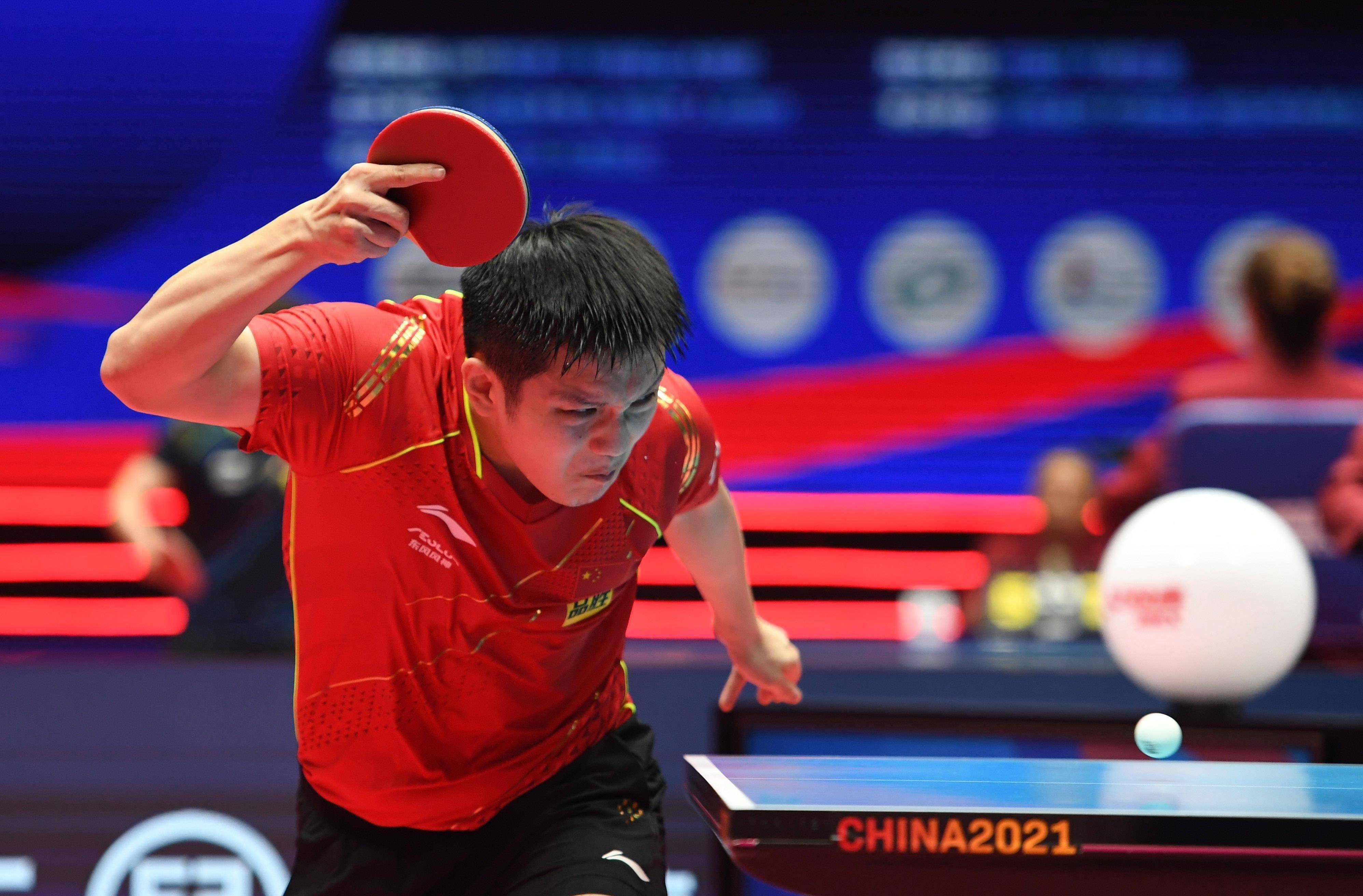 5月26日,樊振东在比赛中回球.