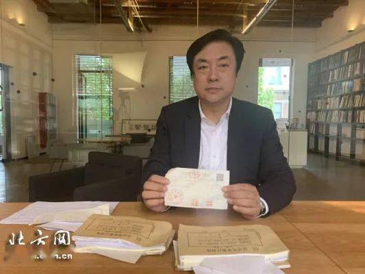 李云飞向记者展示捐助情况"我们去了天津对口帮扶的新疆和田做城市