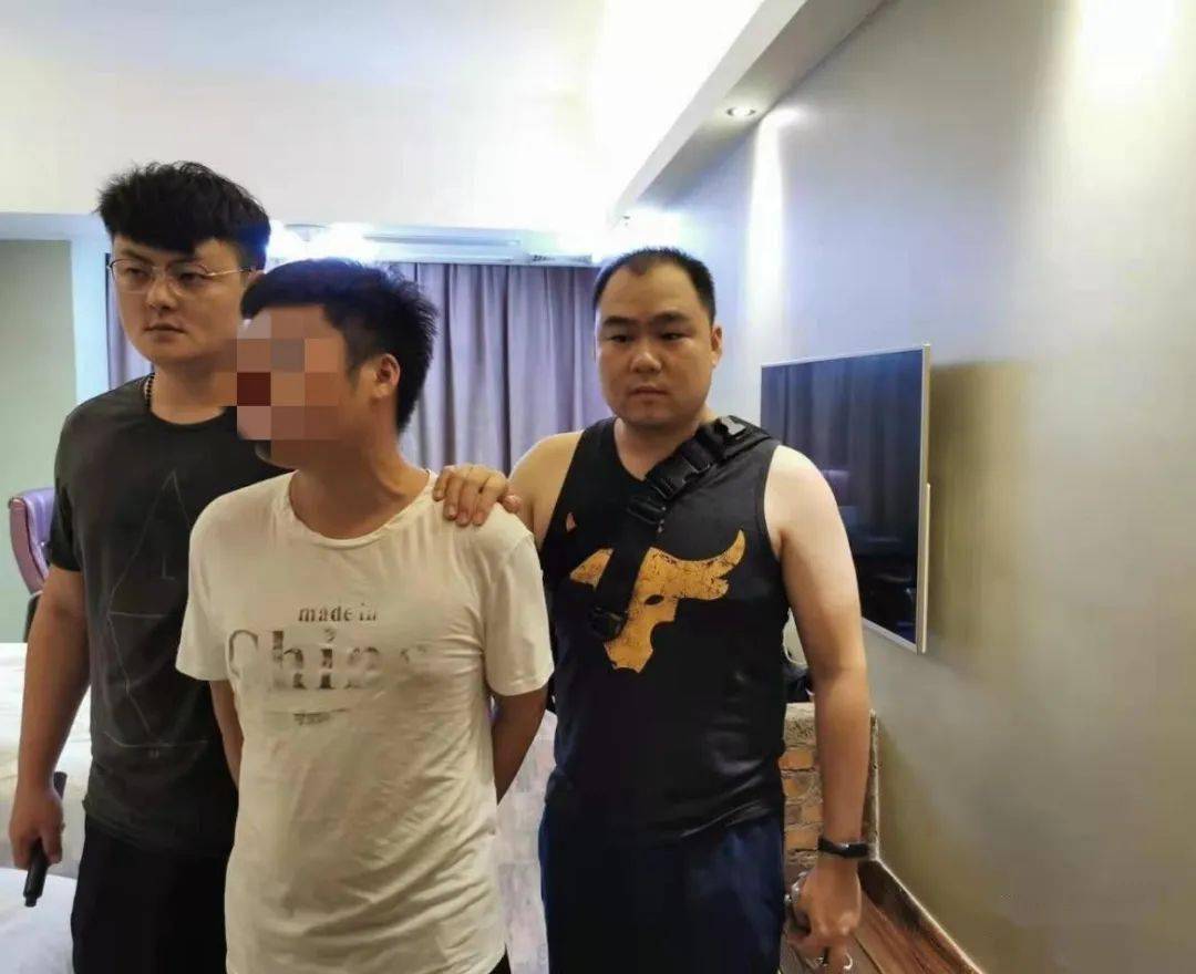 文昌市公安局成功抓获两名在逃嫌疑犯