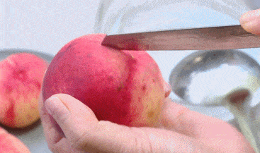 想吃桃子又怕桃毛扎嘴教你一招桃毛去无踪