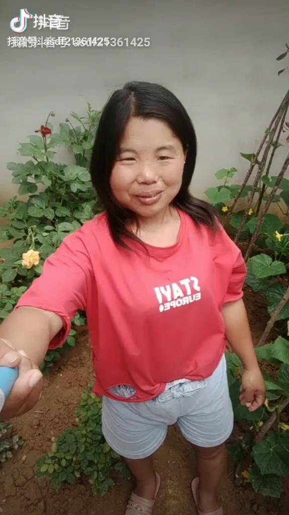 叫小翠 长的有点丑 就是个 地地道道的农村人 可以叫我小翠 或翠姐