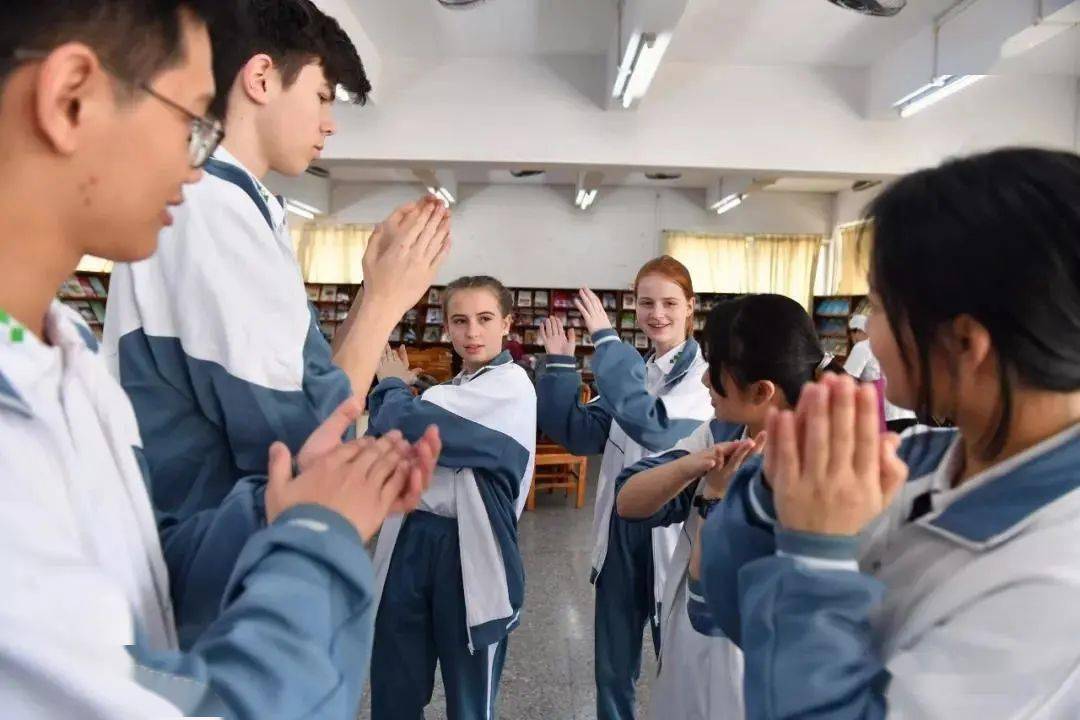 穿中国校服的德国中学生除了龙狮队,荣山还有20多个社团涵盖科技,艺术