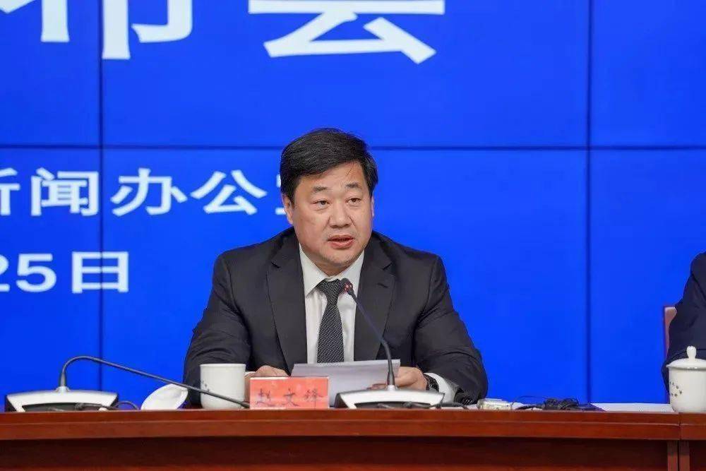 他出生于1970年,早年长期在石家庄任职,曾任:长安区副区长,长安区委