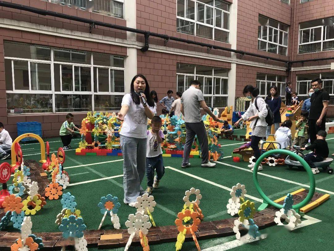 泡泡公園之鑽爬隧道小四班利用大雪花片和拼插積木等建構材料運用延長