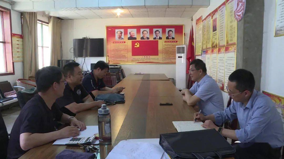 5月27日,县人大常委会主任李凯军深入临城镇,东镇镇,鸭鸽营乡,黑城镇