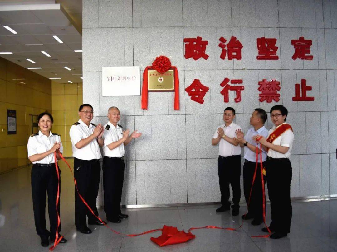 榜样的力量今天我们都该为深圳两个先进集体点赞